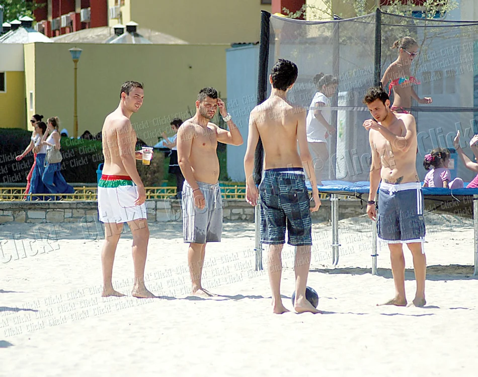Tinerii s-au distrat  pe plaja  din Mamaia