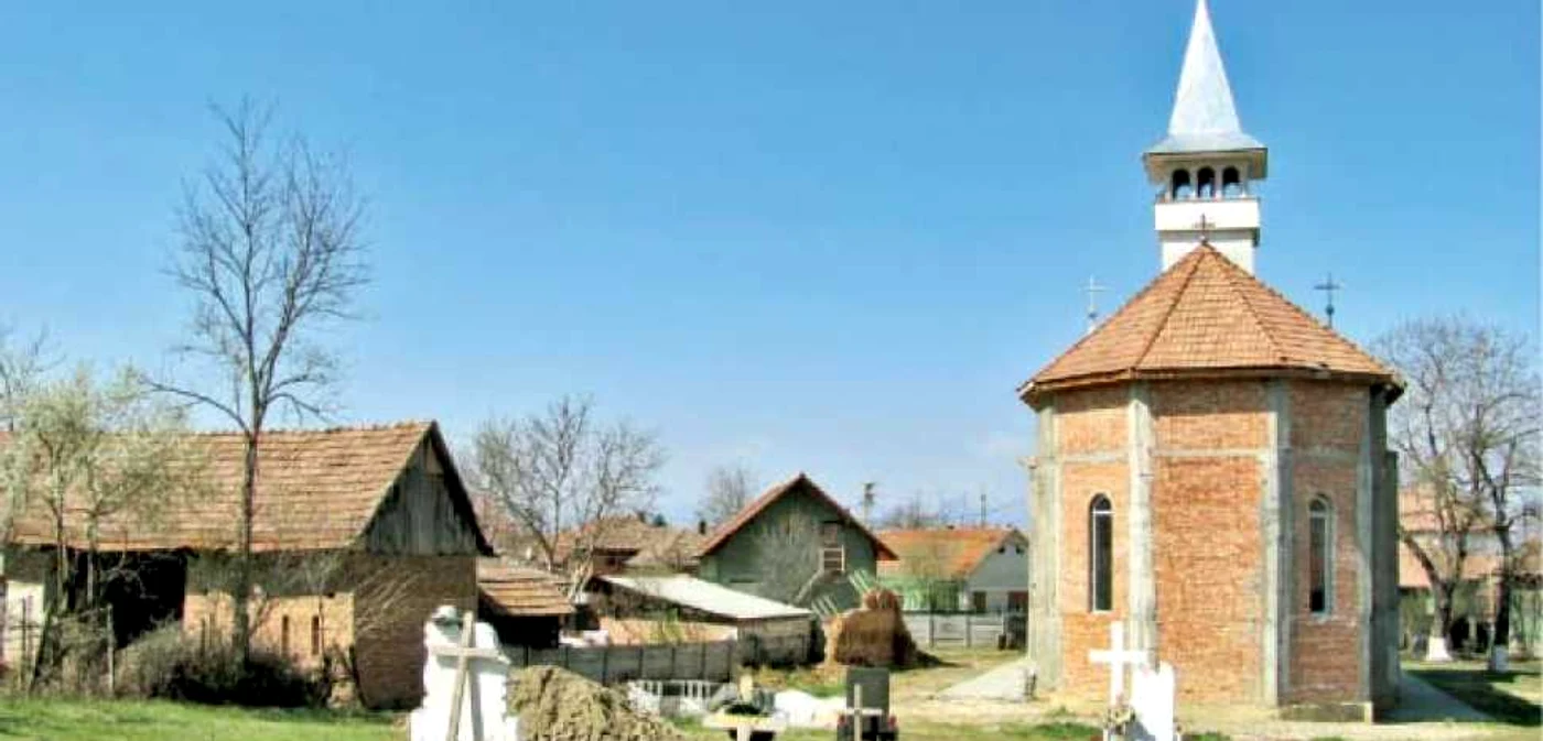 Casa Anei Rusu, vecina care a reclamat zgomotul clopotelor, se află chiar lângă biserica şi cimitirul greco-catolic