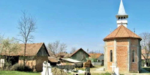 Casa Anei Rusu, vecina care a reclamat zgomotul clopotelor, se află chiar lângă biserica şi cimitirul greco-catolic