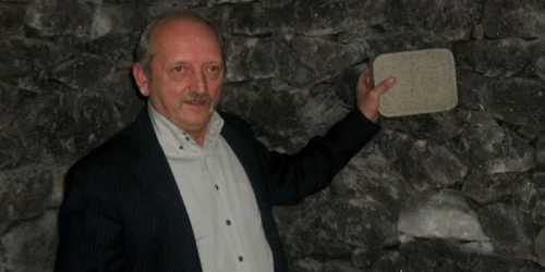 Salina este făcută din bulgări de sare cristalizaţi şi nu din cărămizi prefabricate din sare moartă