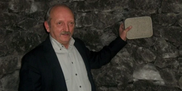 Salina este făcută din bulgări de sare cristalizaţi şi nu din cărămizi prefabricate din sare moartă