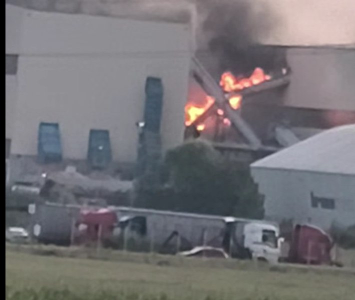 Două explozii urmate de incendiu la o fabrică de lemn din Brașov. Flăcările se întind pe o suprafață de 300 de metri pătrați