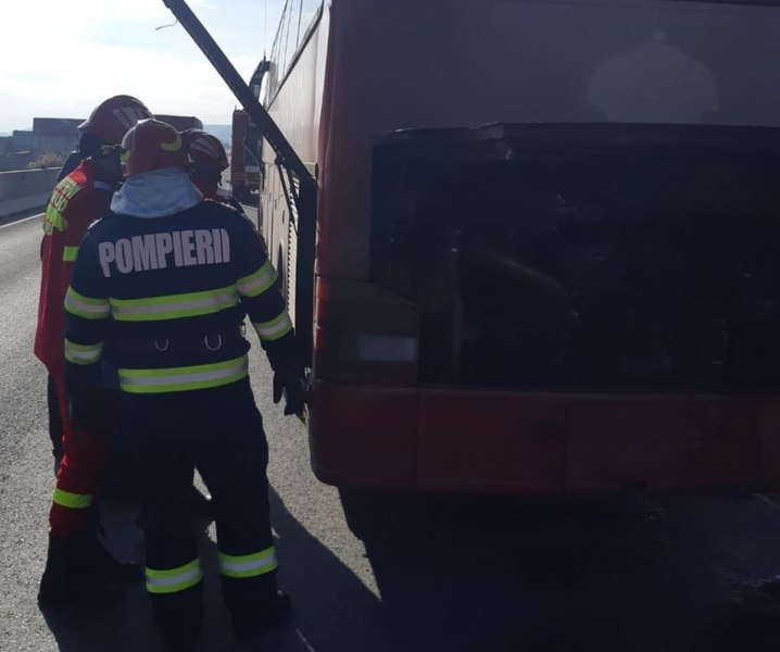Un autobuz a luat foc în Capitală. Vehiculul se afla în perioada de garanție. Ce linii de transport au fost afectate