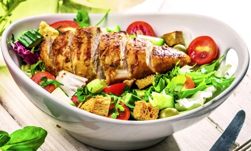 salata de pui cu legume jpeg