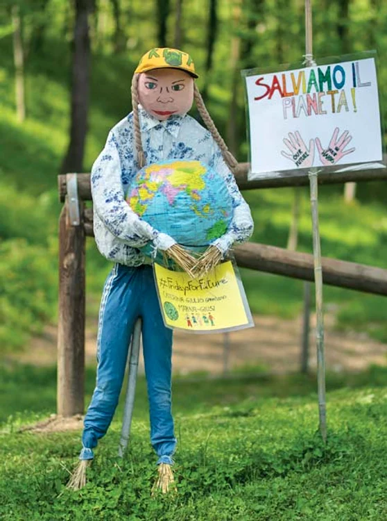 Niciodată sperietorile  de ciori nu au arătat  mai bine decât acum