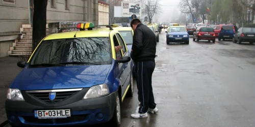 Taximetristul a scăpat cu viaţă.