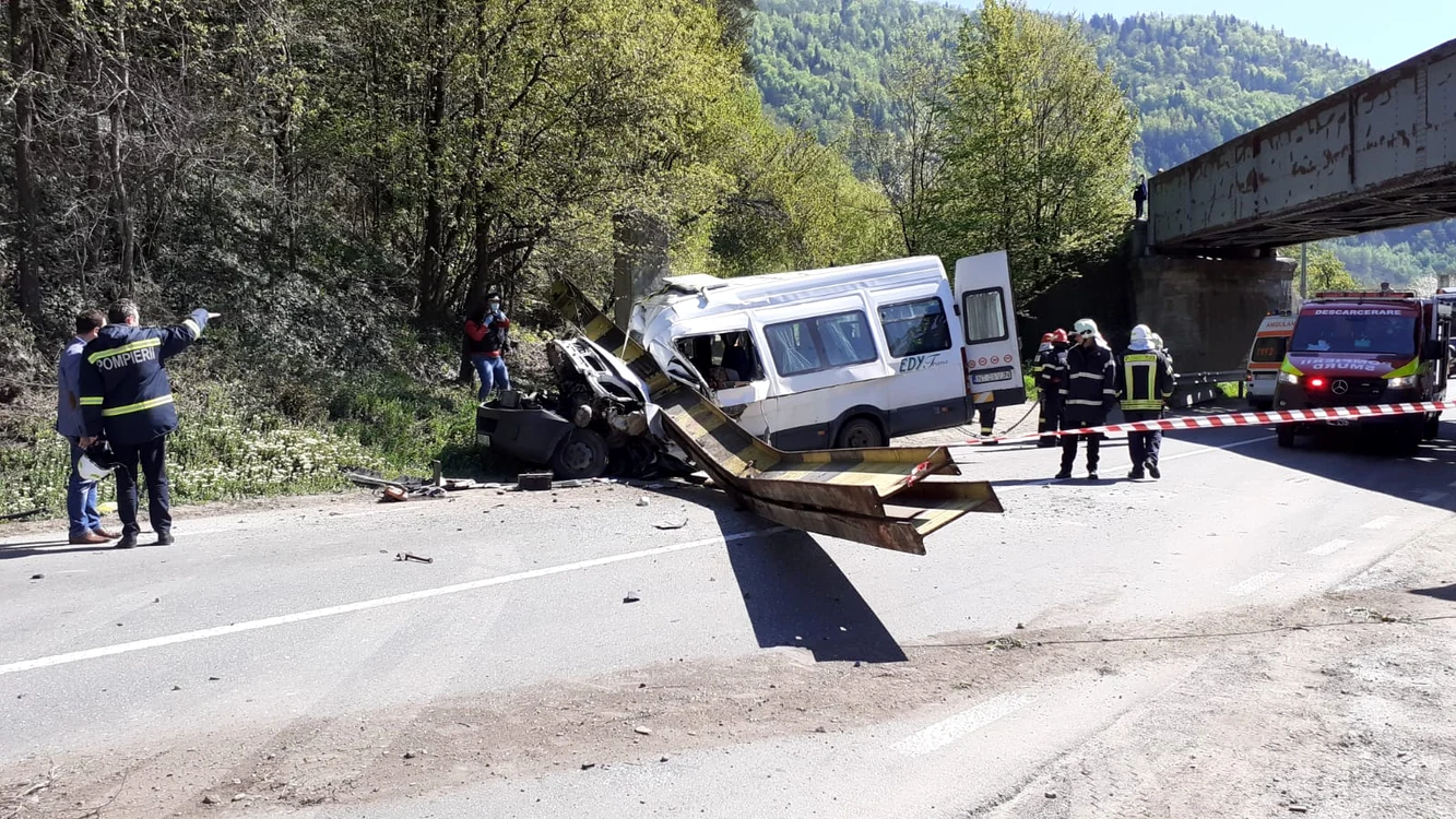 
    Grinda de oțel a strivit partea din față a microbuzului iar șoferul și pasagerul din față au murit pe locFoto: CFR Infrastructură  