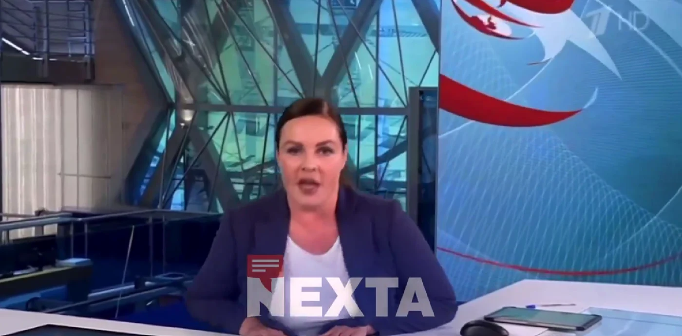 Momentul în care scaunul prezentatoarei se rupe în timpul transmisiunii/FOTO: X @nexta_tv