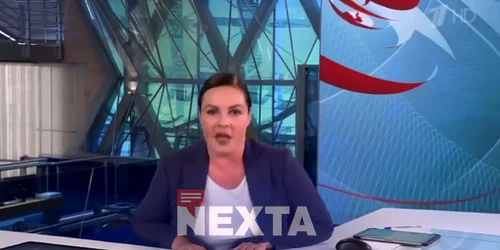 Scaunul prezentatoarei s a rupt in timpul unei transmisiuni tv X png
