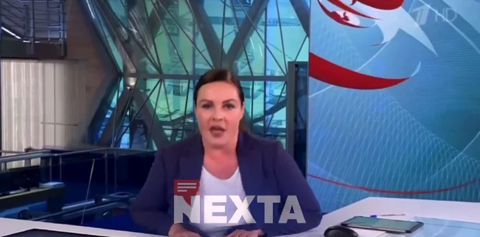 Momentul în care scaunul prezentatoarei se rupe în timpul transmisiunii/FOTO: X @nexta_tv