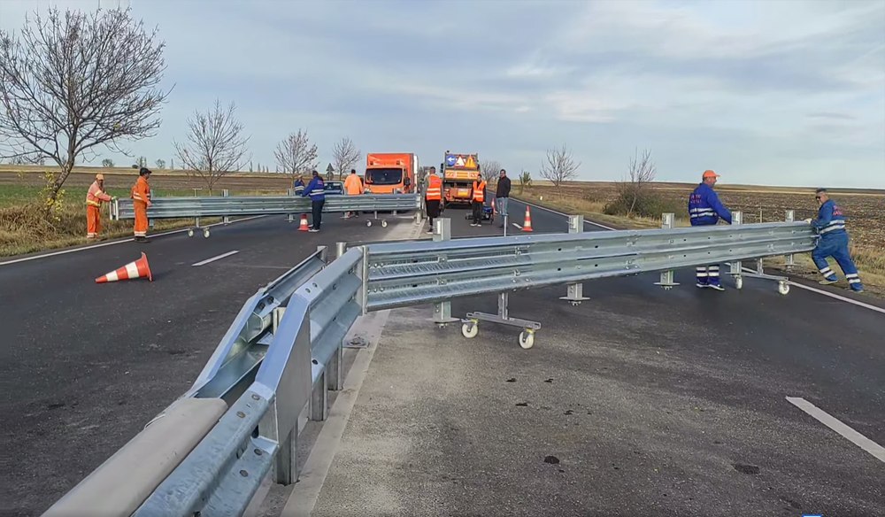 Parapetele cu balama, soluția drumarilor testată pe „șoseaua morții”. Permit accesul la accidente al ambulanțelor și pompierilor VIDEO