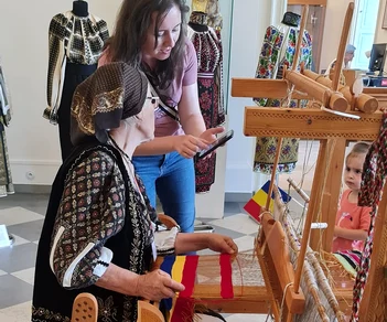 Viorica Olivotto e maestră în arta țesutului. FOTO Școala Populară de Arte si Meserii Pitești