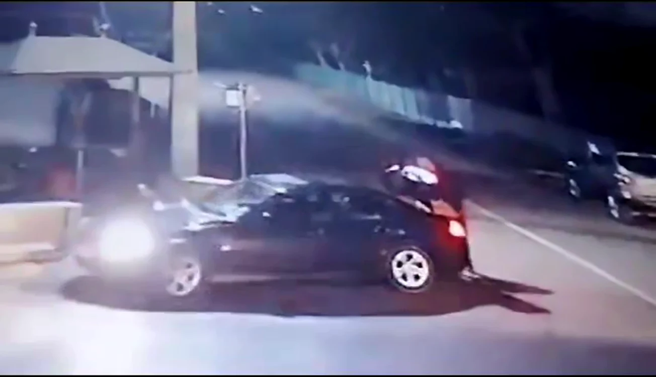 Momentul încărcării sacului de cartofi în portbagajul BMW-ului. SURSA Facebook 