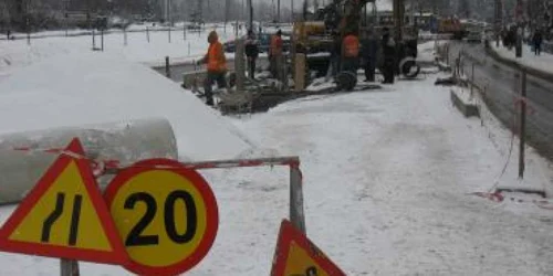 Asfaltarea străzilor din oraş e întârziată de vreme şi de lucrări