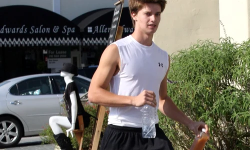 tk3s schwarzeneggeryoga110610 10 jpeg