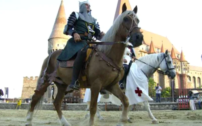 Hunedoara: VIDEO Sute de hunedoreni şi turişti au venit la turnirul medieval (GALERIE FOTO)