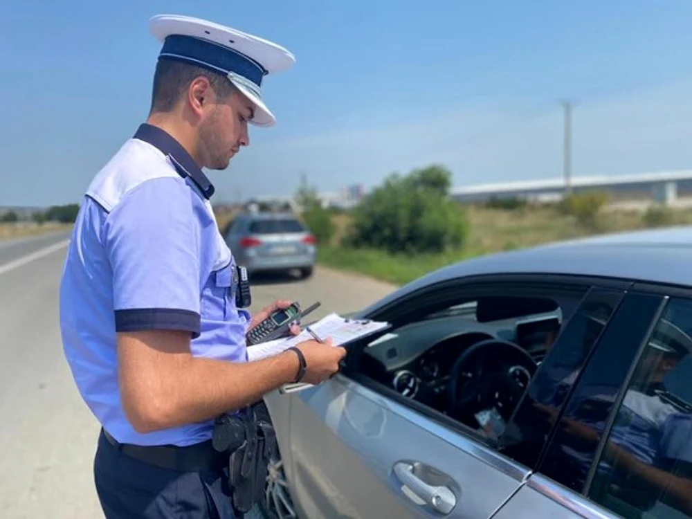 
    Polițiștii au stat la pândă cu radareleFotografii: Poliția Română  
