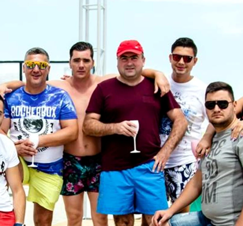 Procurorul Petre Tomoiu (șapcă) împreună cu Dorel Cartofaru (ochelari, stânga)