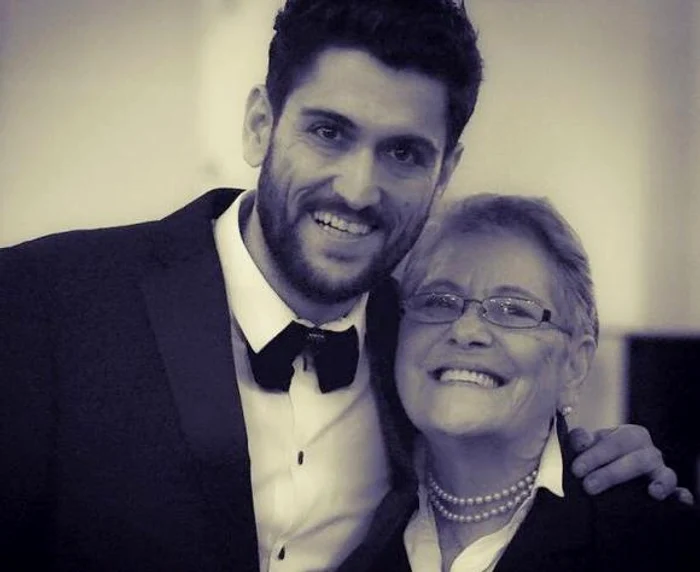 Cezar Ouatu, alături de mama lui, pe care o adoră