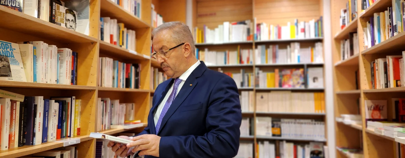 Vasile Dîncu într-o librărie din Bruxelles FOTO Facebook