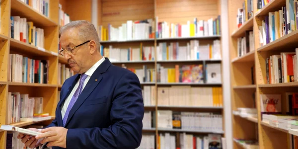 dincu librarie facebook jpg