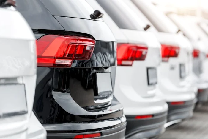 Mașini aliniate într-o parcare