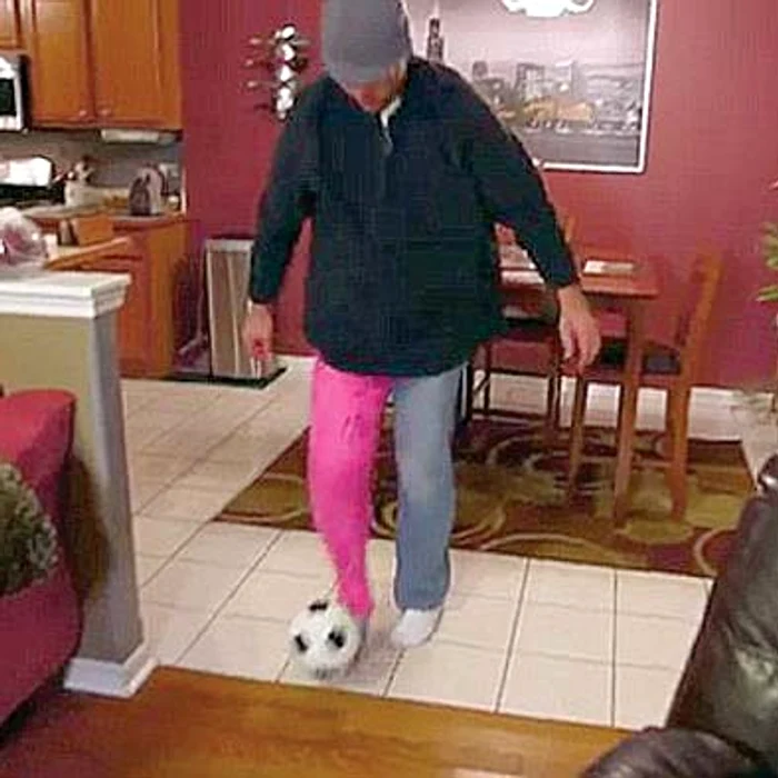 Se joacă deşi abia se poate mişca