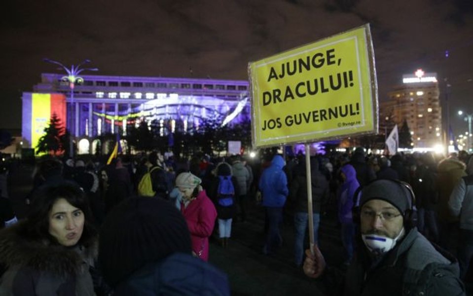 „Incertitudinea îi împinge pe români spre soluții radicale”. Efectele nebănuite ale crizei politice analizate de un sociolog