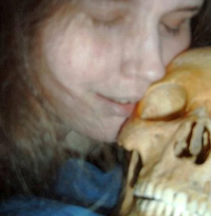 Aceasta este femeia care folosea scheletele ca jucării sexuale!