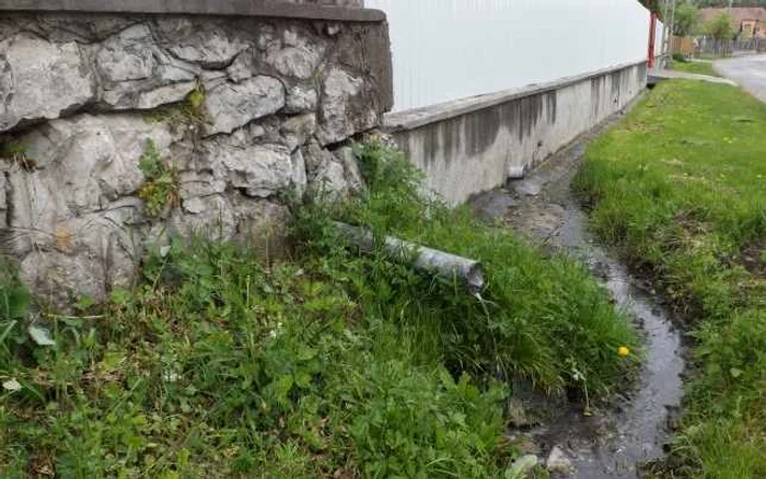 Vor fi realizate şanţuri pe o lungime de câţiva kilometri Foto: arhivă Adevărul