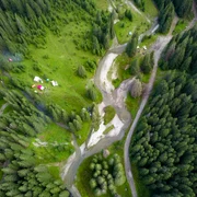 Vedere aeriană  râu de munte shutterstock 2397548397 jpeg