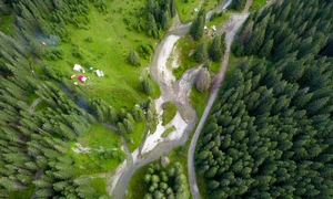 Vedere aeriană  râu de munte shutterstock 2397548397 jpeg