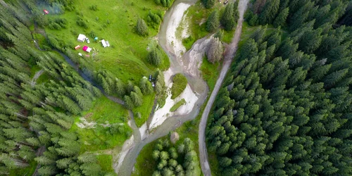 Vedere aeriană  râu de munte shutterstock 2397548397 jpeg