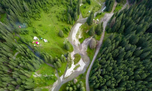 Vedere aeriană  râu de munte shutterstock 2397548397 jpeg