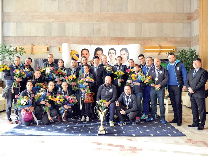 Voleibalistele au fost aşteptate cu flori la salonul oficial al Aeroportului Henri Coandă