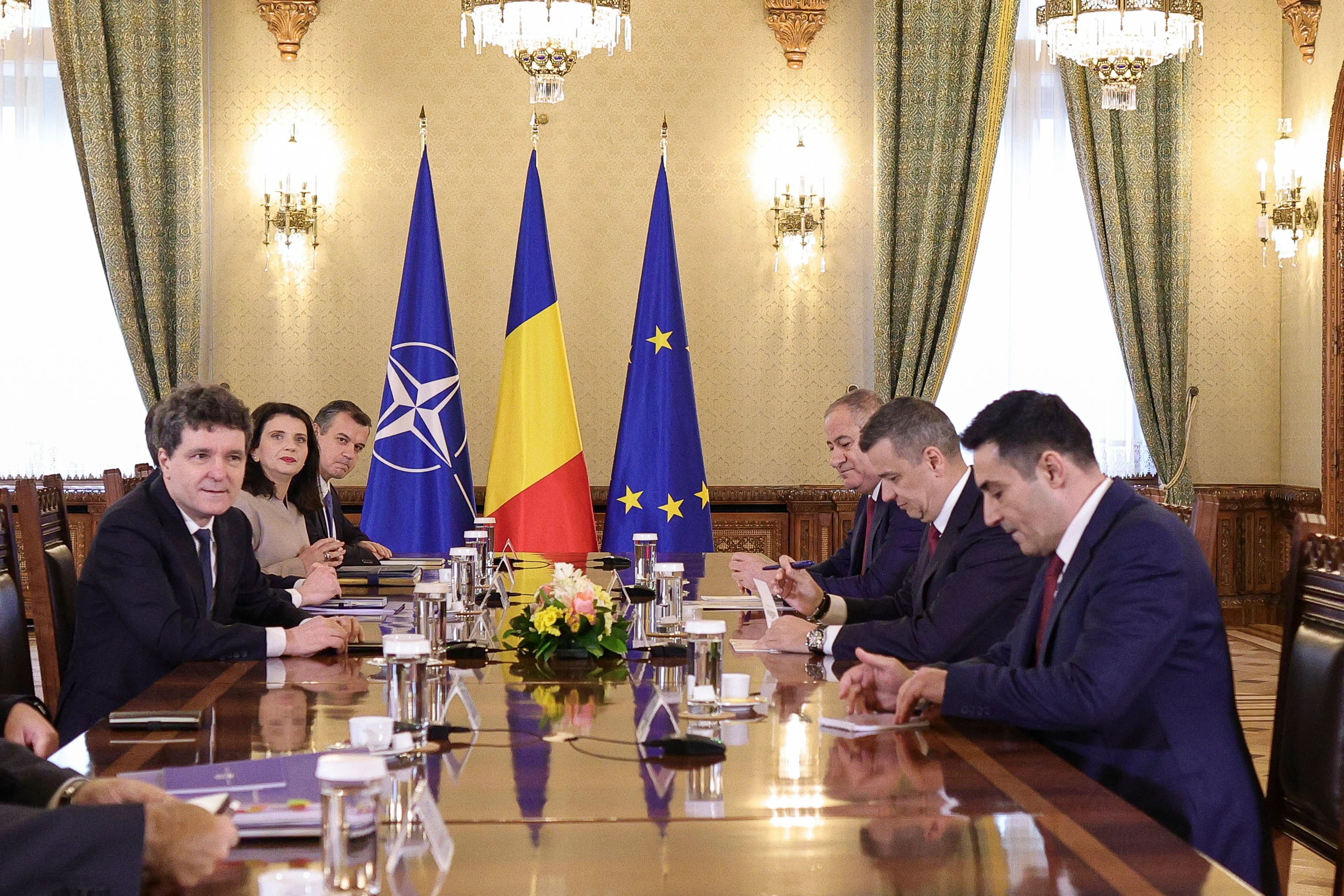 Nicuşor Dan se întâlneşte din noul luni, cu liderii partidelor pro-europene. Pe masa discuţiilor, programele SAFE şi PNRR. „Îmi voi exercita în continuare rolul de mediator”