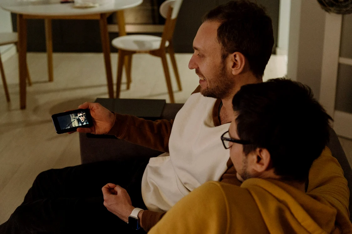 prieteni video call pe smartphone jpg