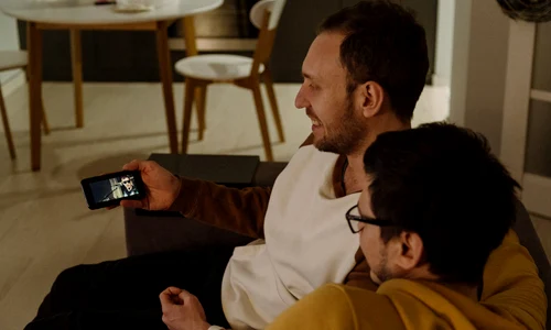 prieteni video call pe smartphone jpg