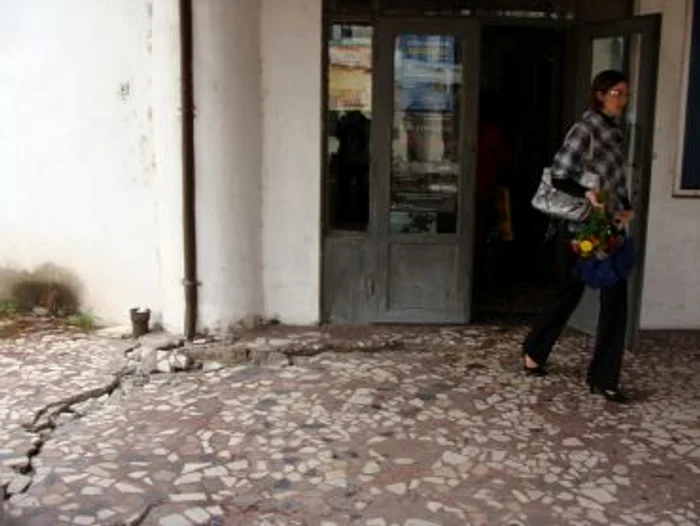 Târgu-Jiu: Inspectorii în construcţii au constatat surparea intrării în Librăria Mihai Eminescu