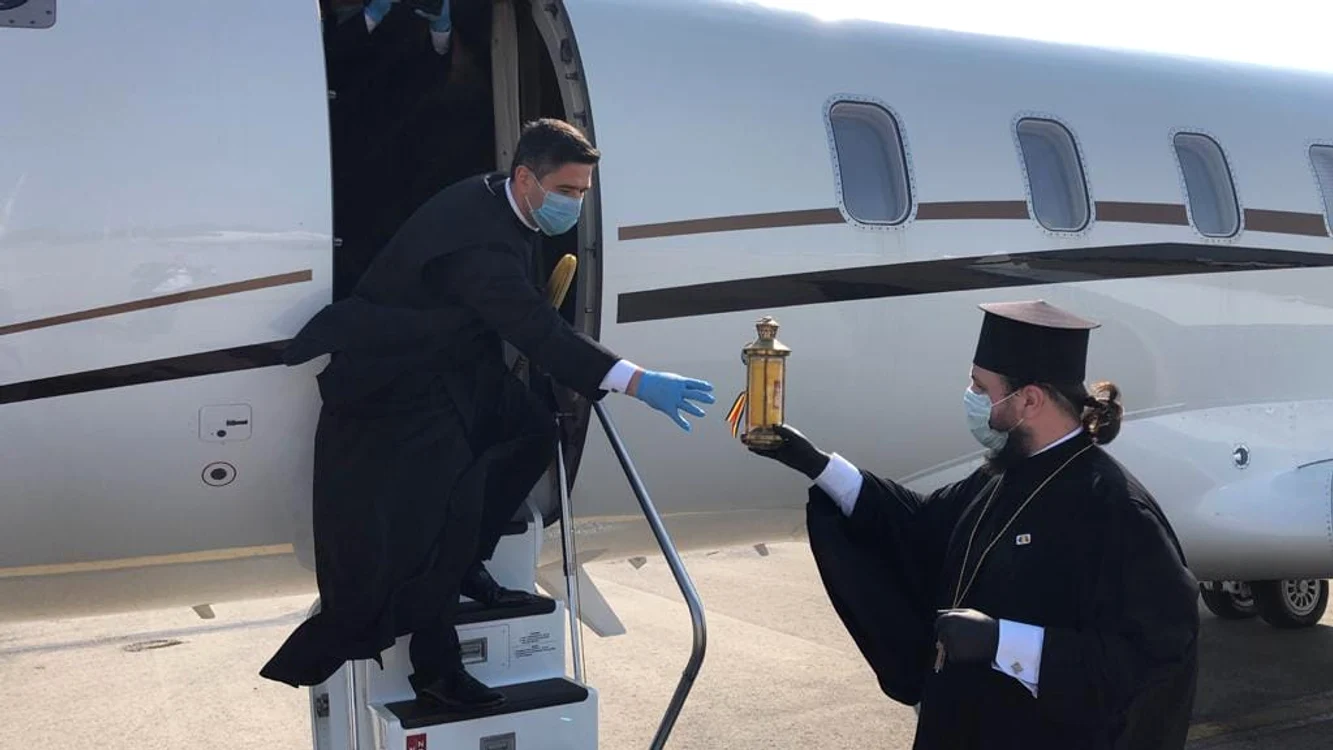 
    Lumina Sfântă a fost preluată pe aeroportul din Ierusalimfoto: T.A.  