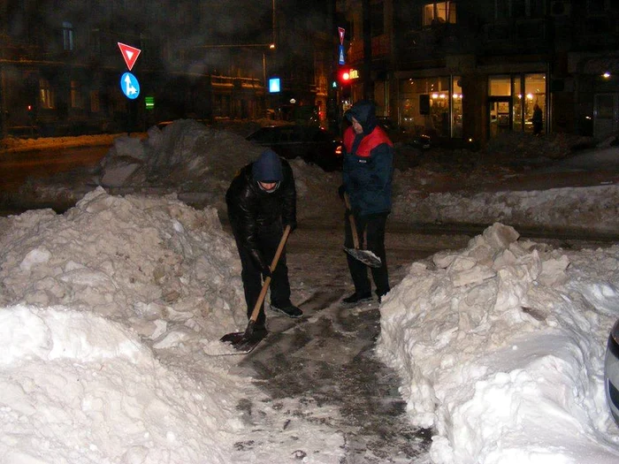 
    Iulian Pralea, studentul care deszăpezeşte Capitala  