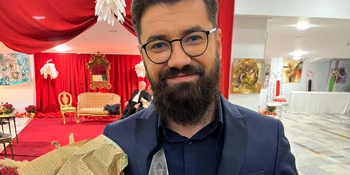 Trofeul Festivalului „Crizantema de Aur”, câștigat de Florian Popa. FOTO Facebook