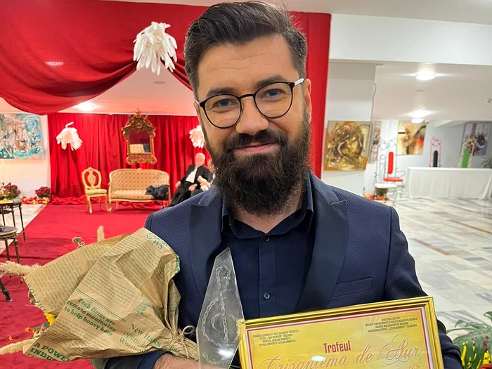 Trofeul Festivalului „Crizantema de Aur”, câștigat de Florian Popa. FOTO Facebook