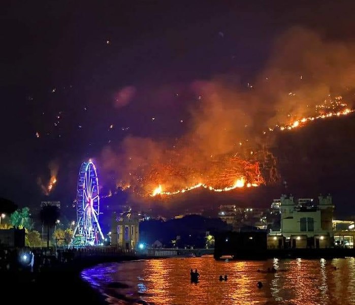 Incendii în Sicilia. Orașul Palermo, înconjurat de flăcări. O femeie a murit, iar aeroportul a fost închis mai multe ore