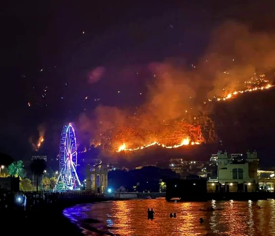 Orașul Palermo, înconjurat de incendii FOTO: Facebook/David Agbale