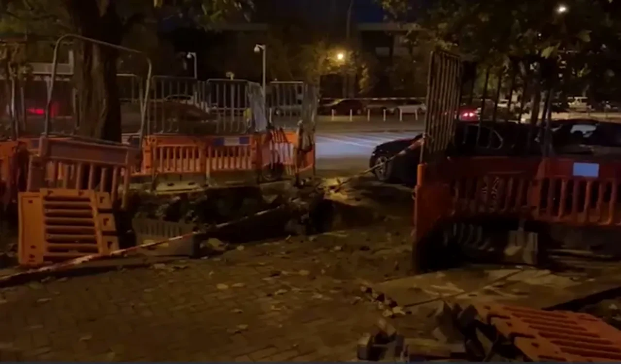 O bucureșteancă a picat într-o groapă cu apă.