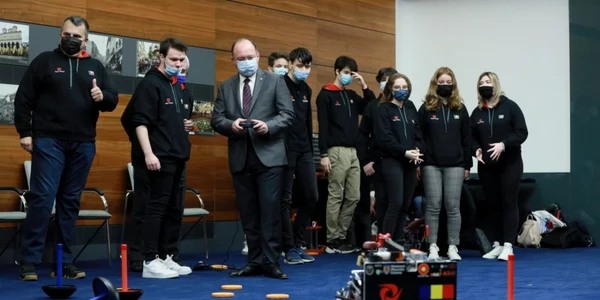 Bogdan Aurescu si echipa de robotica a Romaniei FOTO Twitter Aurescu