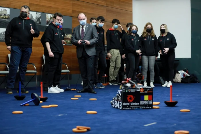 Ministrul de Externe i-a primit la sediul ministerului pe membrii echipei româneşti de robotică „AutoVortex”. FOTO: Twitter/ Bogdan Aurescu