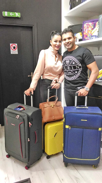 Pleacă în vacanţe cu două trolere mari şi unul mic