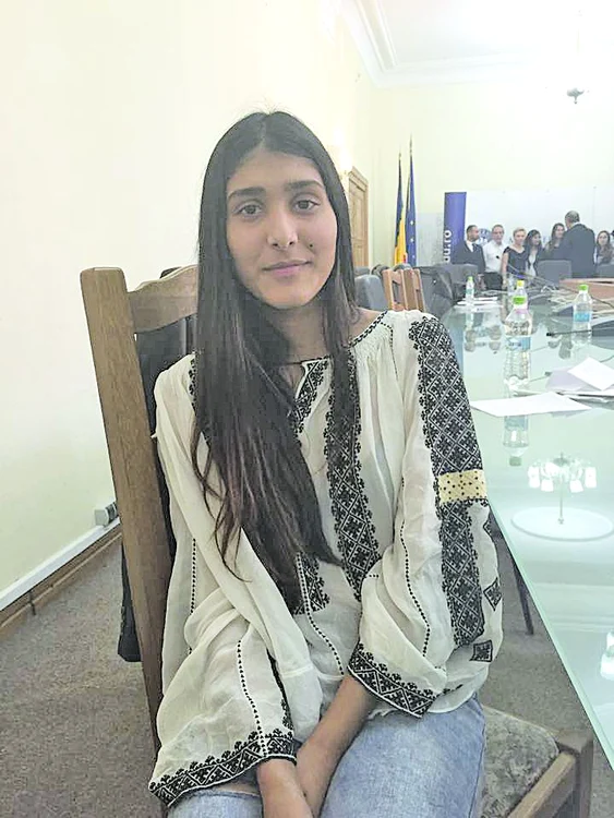 Izabela Tiberiade (19 ani) este olimpică la Sociologie şi Limba Romani